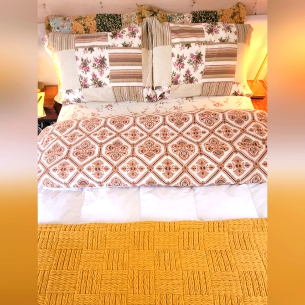 SOLD - VINTAGE Queen Sz 7pc Bedding Set - Picture 5 of 15